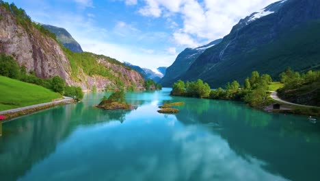 Lago-Lovatnet-Hermosa-Naturaleza-Noruega.