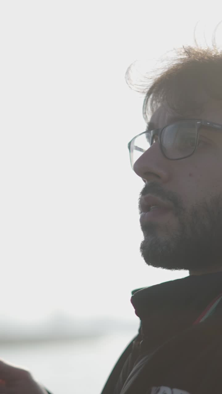 hombre con gafas y barba