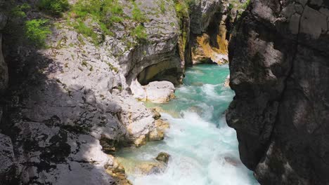 llamativo soca turquesa oculto río eslovenia fluido aéreo
