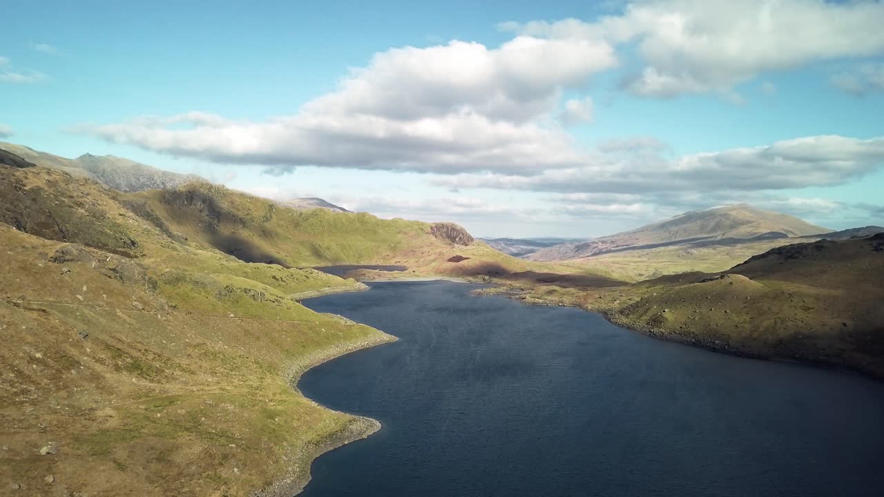 숲 근처의 아름다운 호수를 바라보는 공중