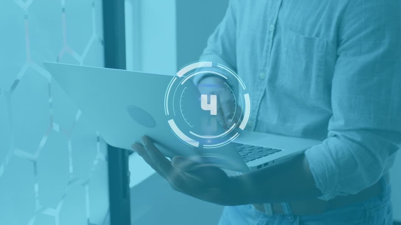 animación de cuenta atrás y procesamiento de datos sobre un hombre de negocios que usa una computadora portátil