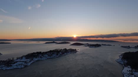 Puesta-De-Sol-De-Hora-Dorada-En-El-Horizonte-Con-Silueta-De-Islas-Cerca-De-Bjorvika,-Oslo