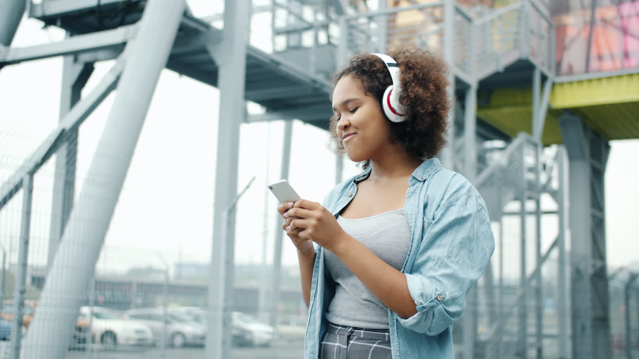 mujer joven usando el teléfono al aire libre