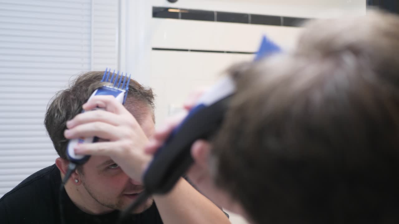 남자는 정신적 쇠약을 겪고 슬로우 모션 4k에서 머리카락을 윙윙 거립니다.