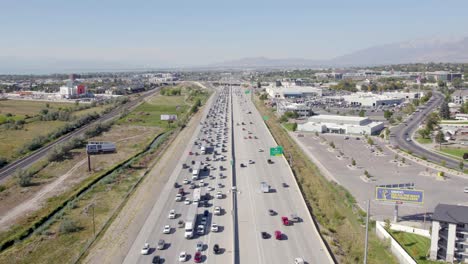 Hauptverkehrszeit-Pendlerverkehr-Auf-Der-Interstate-Freeway-I-15-In-Utah-County,-Antenne