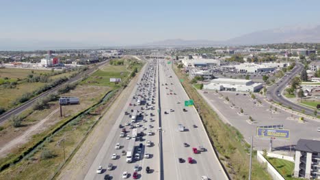 Tráfico-De-Viaje-En-Hora-Punta-En-La-Autopista-Interestatal-I-15-En-El-Condado-De-Utah,-Antena