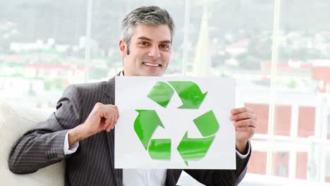 hombre de negocios positivo que muestra el concepto de reciclaje