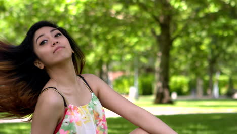 Hübsches-Asiatisches-Mädchen-Wirft-Ihr-Haar-Im-Park