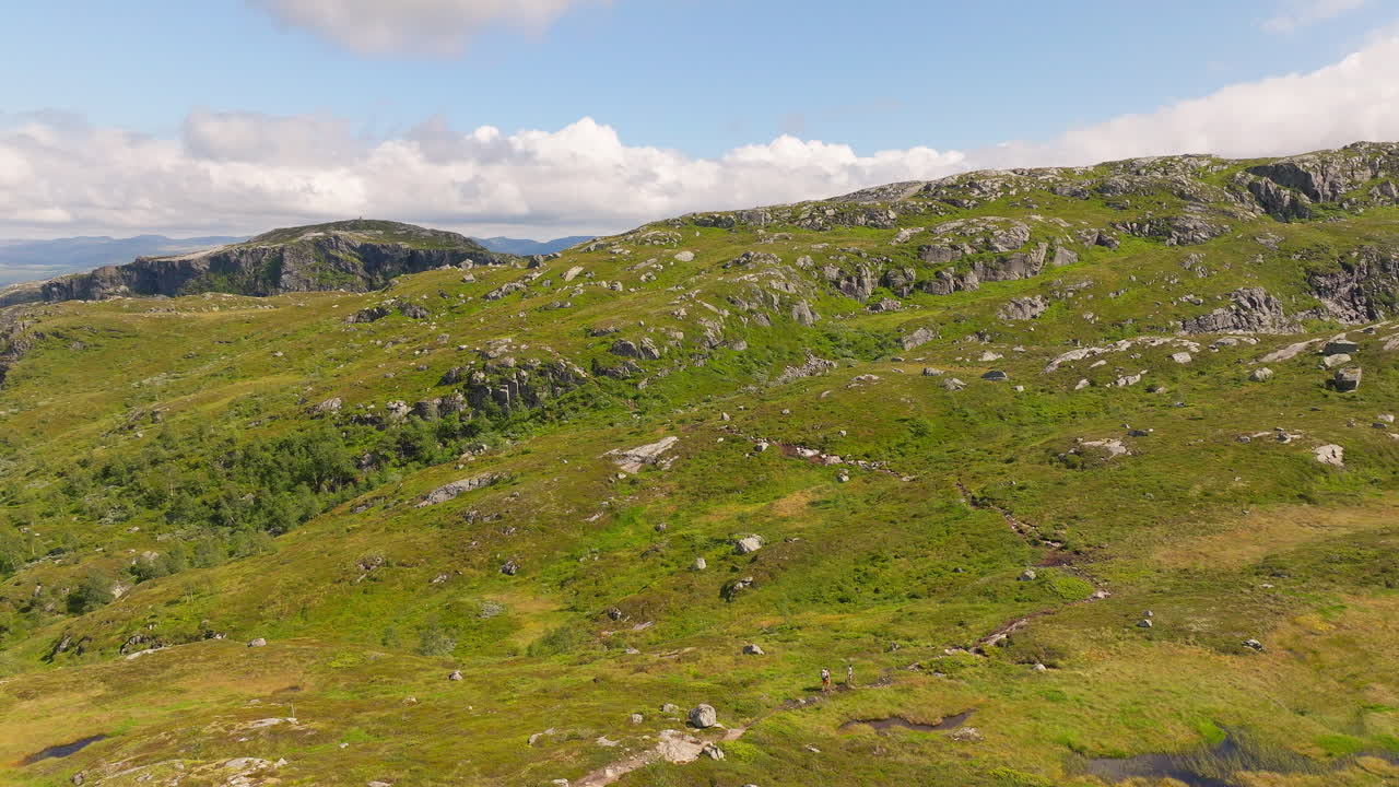 Vista dall'alto di escursionisti che fanno trekking su sentiero di montagna, Costa occidentale della Norvegia