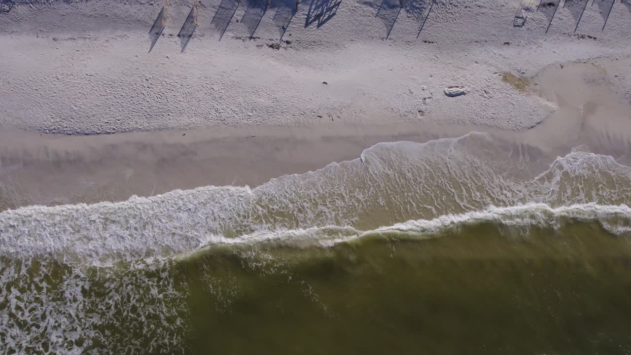 하 모래 해변과 만의 물 파도가 공중 관점에서 해변을 타격합니다.