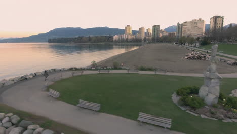 tótem de vancouver en la bahía inglesa al amanecer