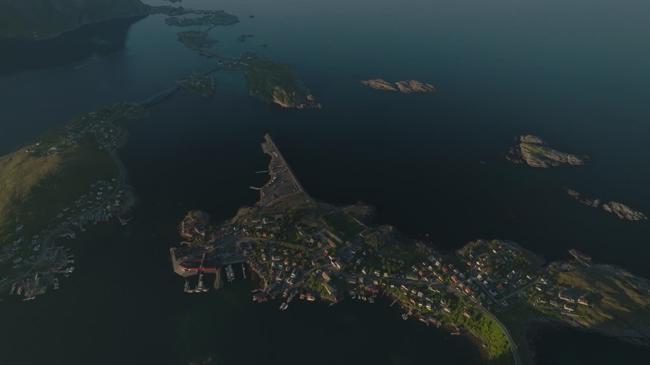 노르웨이 로포텐 지방의 해안 피오르드 타운십 (reine coastal fjord township)