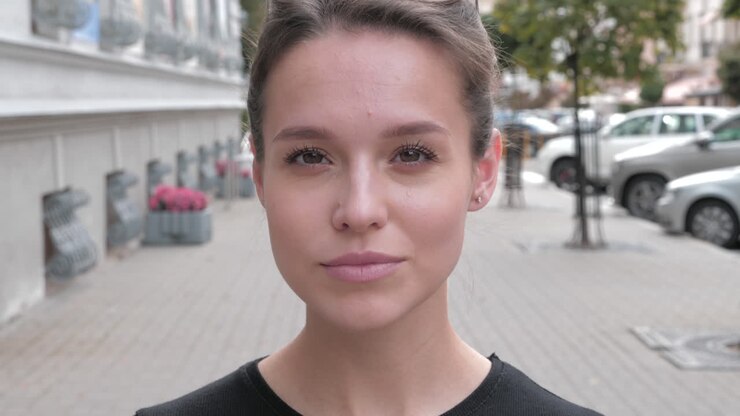 donna felice che sorride all'aperto