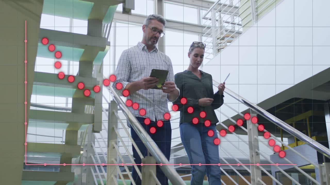 animación del procesamiento de datos sobre los empresarios caucásicos en la oficina