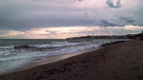 caminando por la costa de mijas, españa, en un día oscuro y nublado