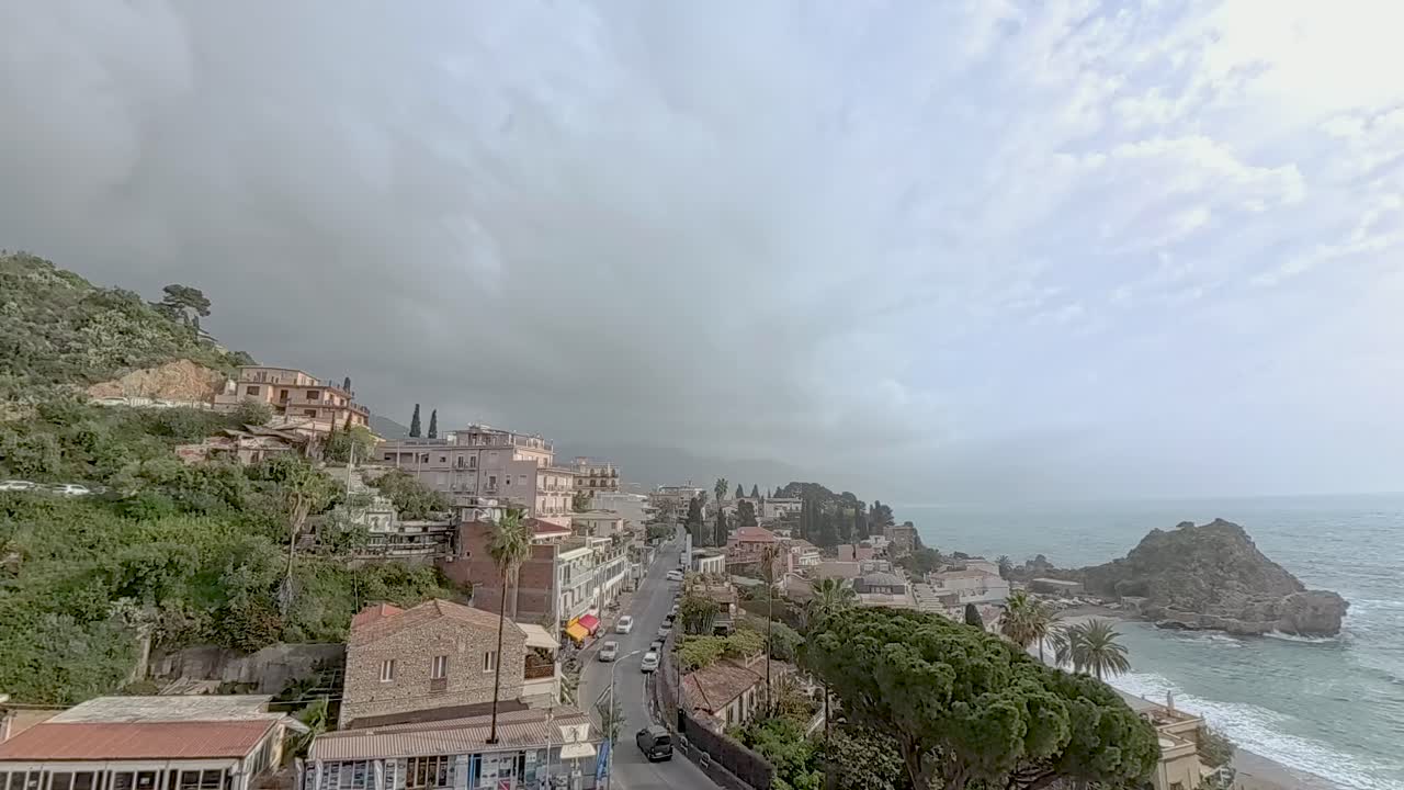 Taormina, storica cittadina collinare con vista sul Mar Ionio, in Sicilia. Timelapse