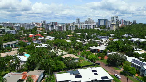 Drone-Aéreo-De-Una-Casa-Grande-Y-Lujosa-En-Las-Afueras-De-La-Ciudad-De-Darwin-Nt-Australia-Mientras-Un-Automóvil-Pasa-Por-La-Calle