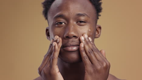 hombre aplicando crema facial