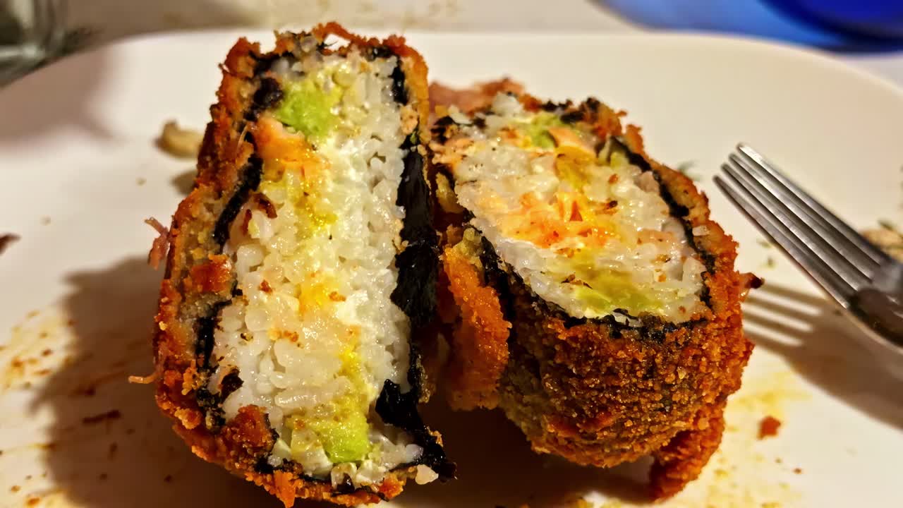 Хрустящий суши-ролл с соусом на тарелке, вкусный и аппетитный