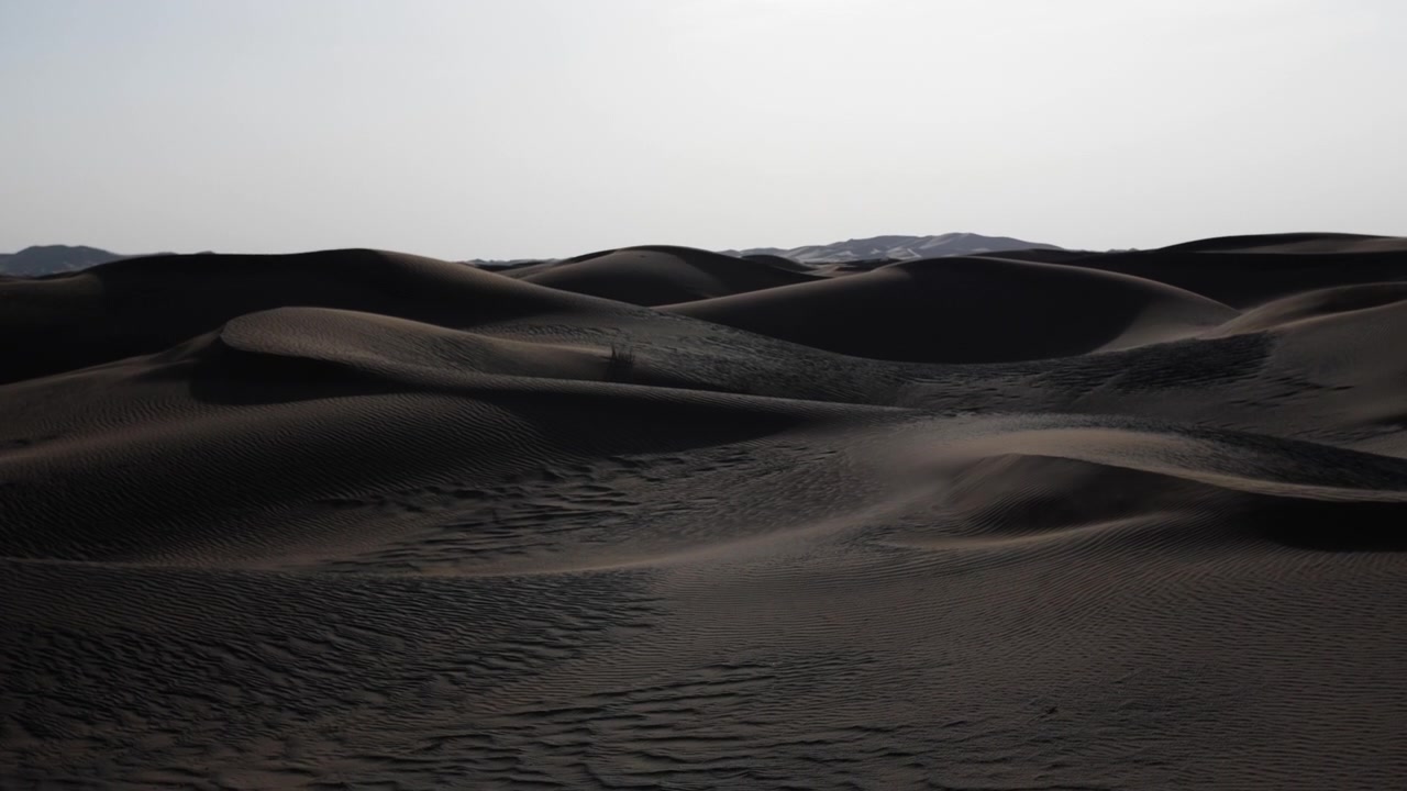 Paesaggio desertico mediorientale vicino a Dubai negli Emirati Arabi Uniti. Sabbia, strada nel deserto, tramonto, aerea, timelapse, sole, cielo, notte, guida, strada, Medio Oriente, pianta, arbusto, cespuglio, granello.