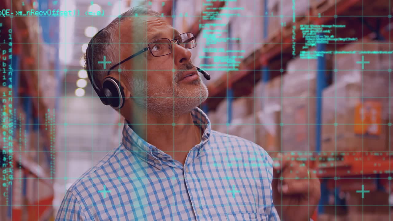 animación del procesamiento de datos sobre el hombre que trabaja en el almacén