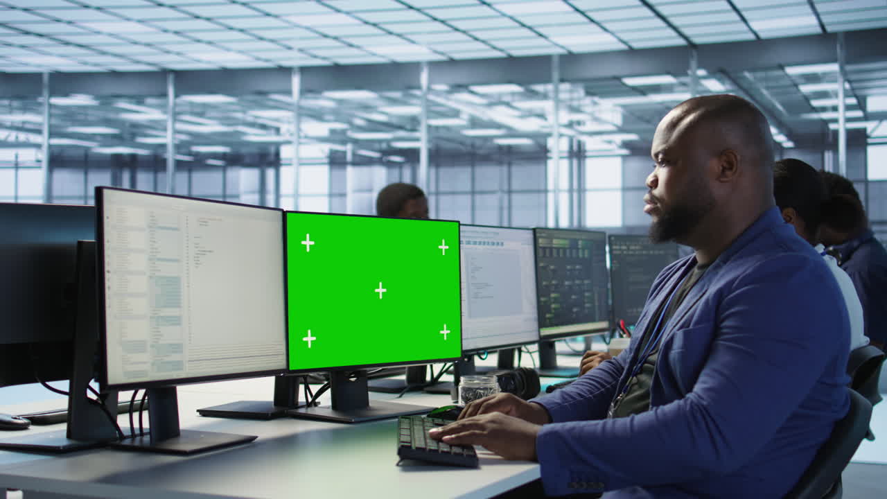 equipo diverso que trabaja en un centro de datos moderno