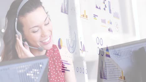 animación del procesamiento de datos financieros sobre una mujer de negocios caucásica en el cargo