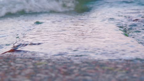 Primer-Plano-Del-Flujo-De-Agua-Sobre-Una-Roca