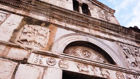 iglesia de la virgen maría gorgoepekoos y san eleuterio, toma de entrada ultra cercana, atenas, grecia