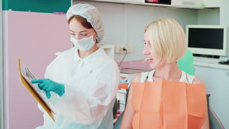 dentista examinando rayos x con el paciente
