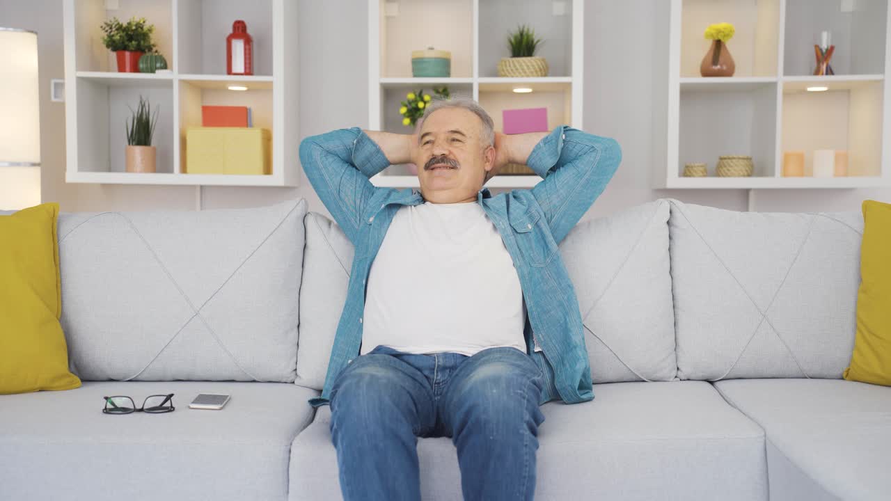 o velho relaxa e descansa em casa.