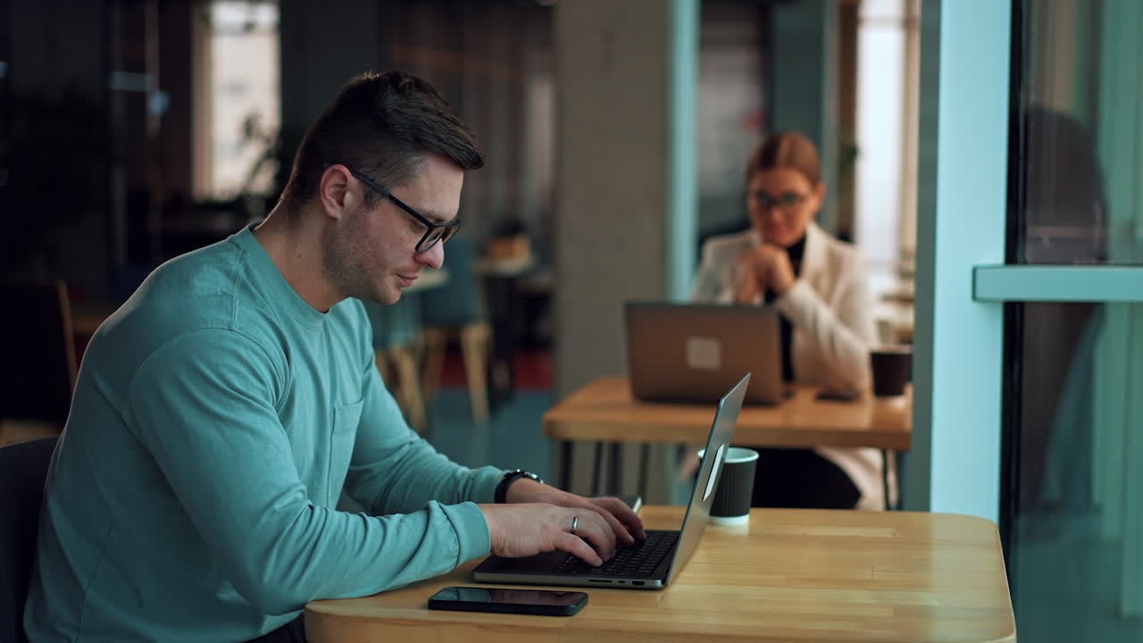 personas de negocios que trabajan en un café