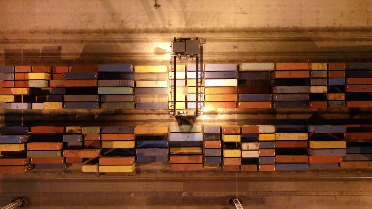 vista aérea de la terminal de contenedores por la noche