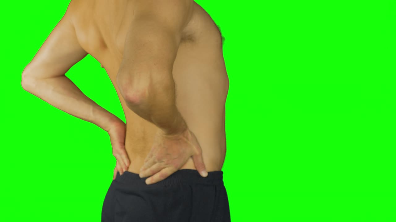 백인 백인 남자가 허리 아래를 마사지합니다. 허리 통증과 허리 문제. 골다공증.