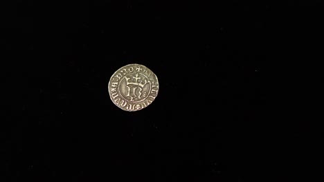vieja moneda de plata con fondo negro 02