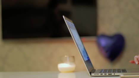 las manos de la mujer crean un poema en la computadora portátil de cerca
