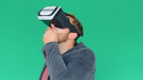 joven usando gafas modernas de realidad virtual en un fondo de pantalla verde, 4k