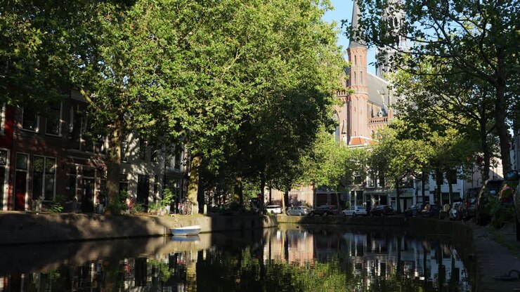 Ampia veduta di un canale con la Chiesa di Gouwekerk a Gouda, Paesi Bassi
