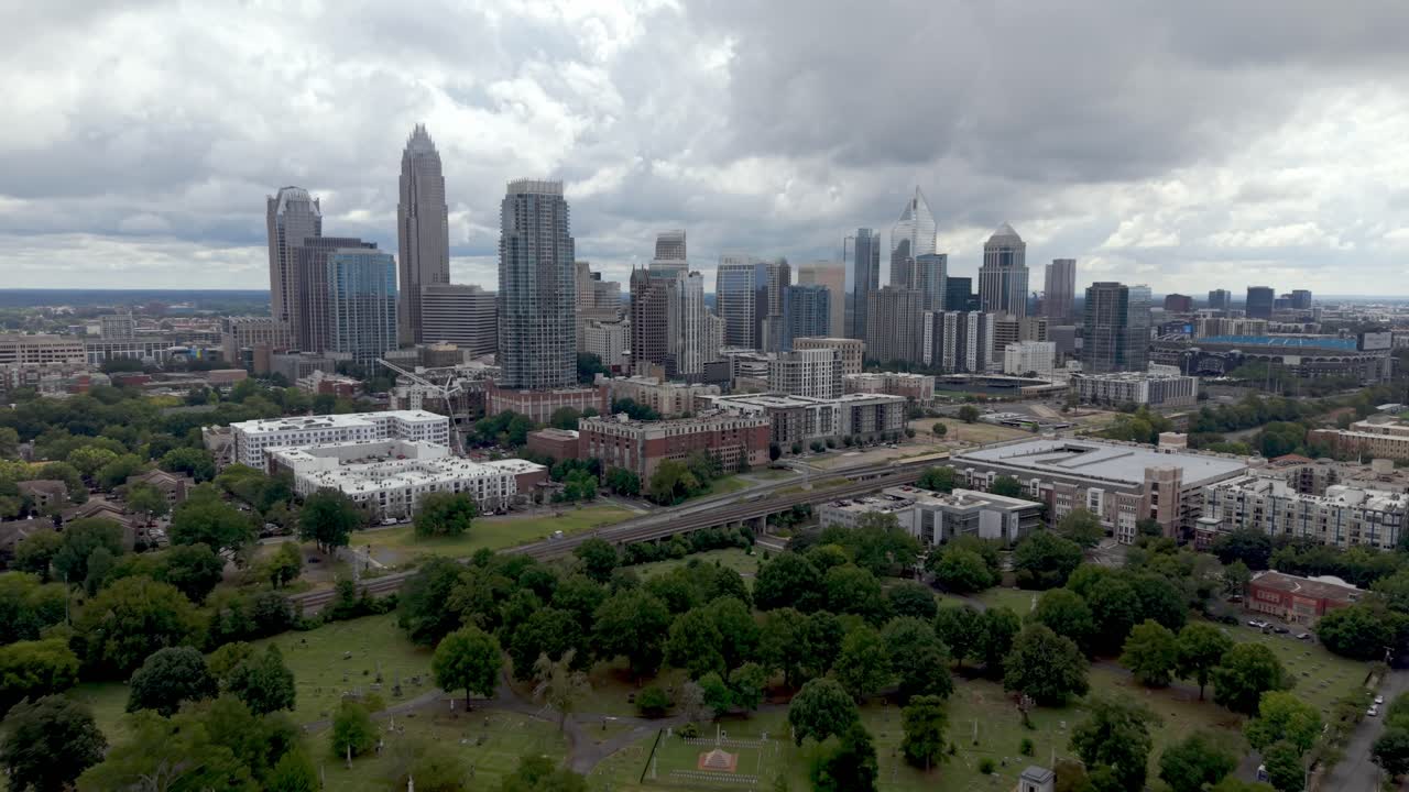 노스캐롤라이나주 샬럿 NC에서 빠르게 빠져나오는 항공 촬영, 노스캐롤라이나 스카이라인