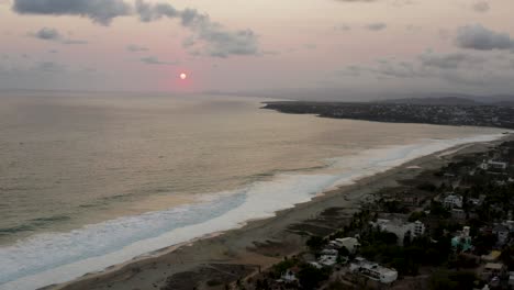 la antena sobrevuela playa zicatela durante la puesta de sol, puerto escondido méxico