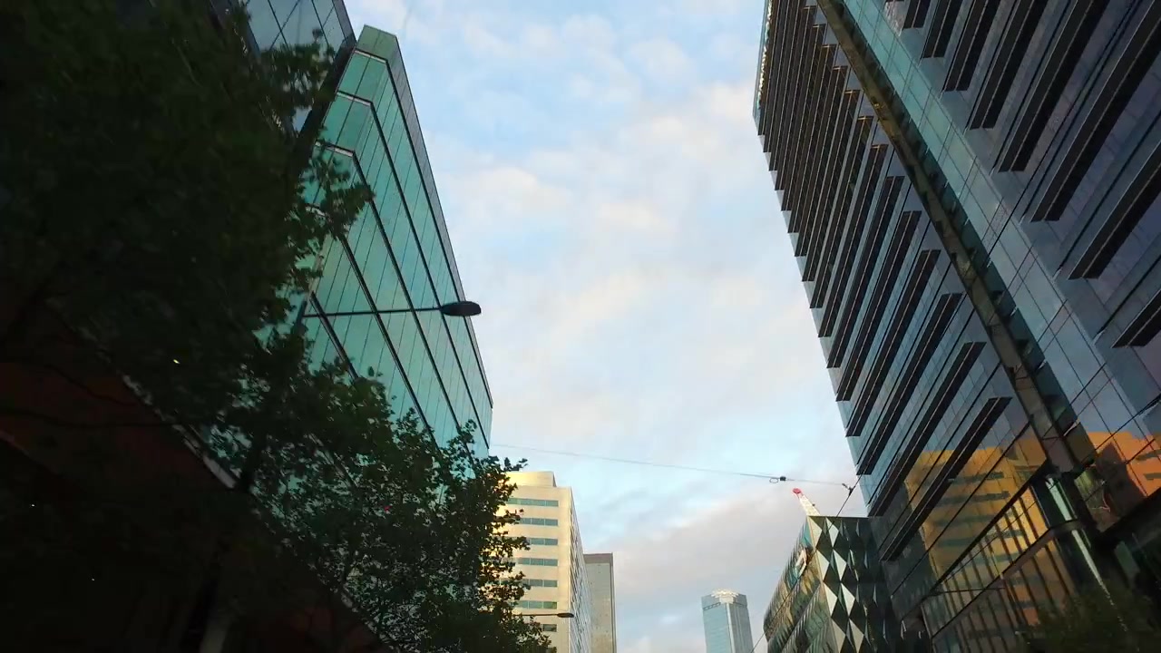 Plano sequência olhando para cima em edifícios de escritórios modernos e sedes bancárias