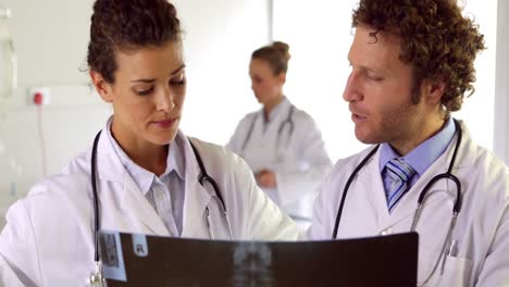 médicos estudiando rayos x en la sala
