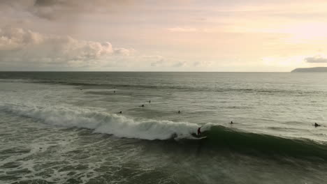 el mar de espuma blanca se agita mientras los surfistas cabalgan las olas.