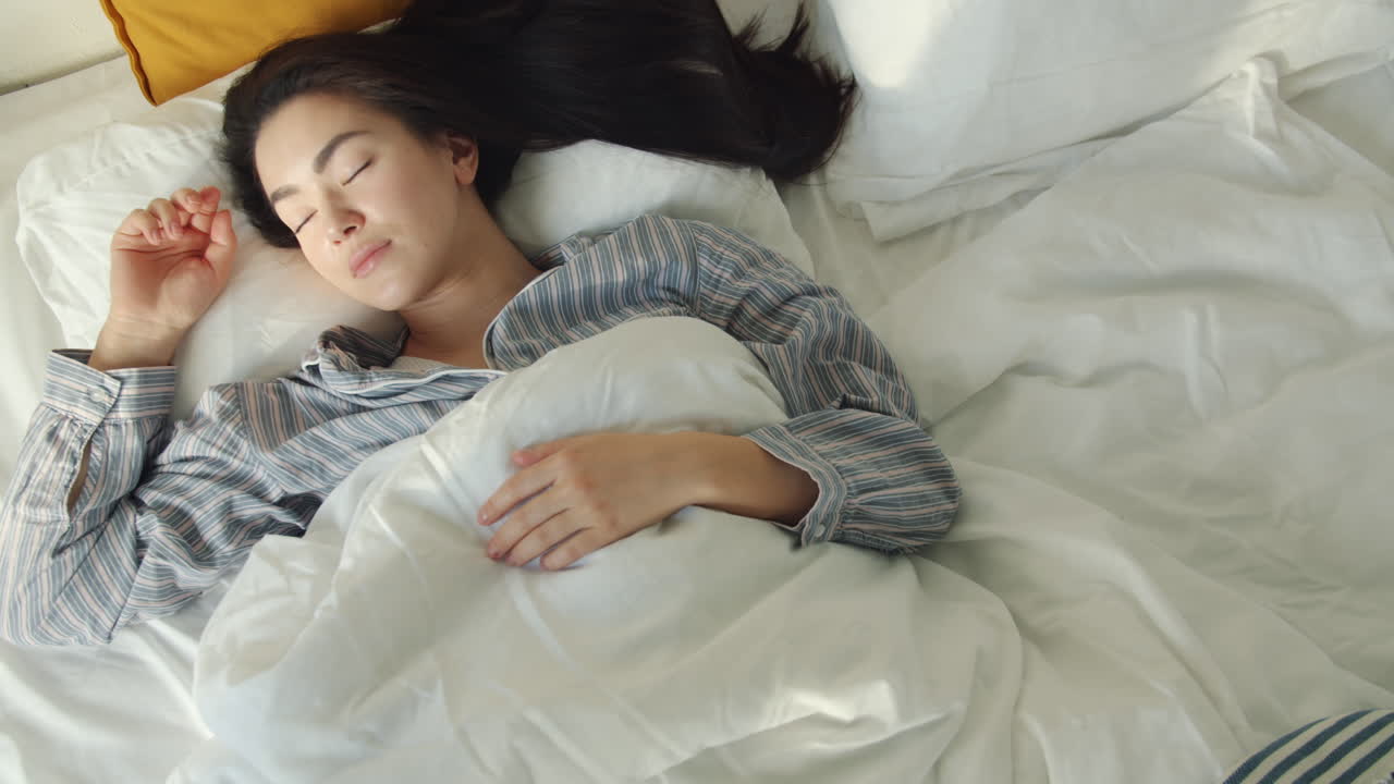 침대에서 자고 있는 여자