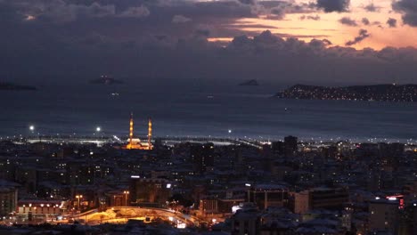 Zeitraffer-Von-Dämmerung-Bis-Nacht-über-Der-Beleuchteten-Stadt-Istanbul,-Türkei-Mit-Dem-Marmarameer-Im-Hintergrund