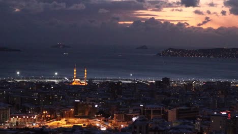 crepúsculo até a noite timelapse sobre a cidade iluminada de istambul, turquia com o mar de mármara no fundo