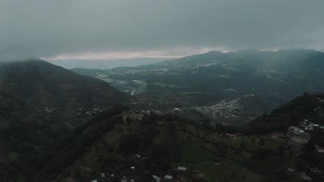 En-Lo-Alto-De-Las-Montañas-Durante-Un-Día-Nublado-Y-Ventoso---Vista-Aérea-De-Drones