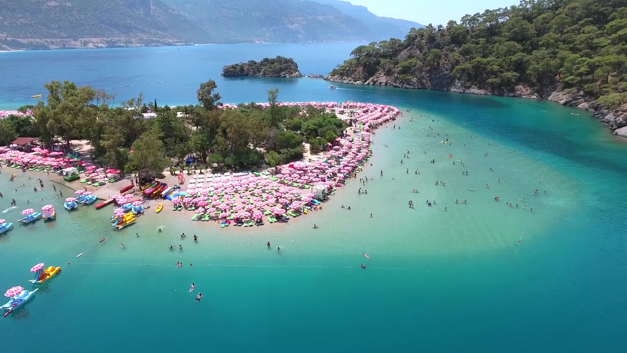 Türkiye'deki Ölüdeniz Mavi Lagün Plajı'nın Kuşbakışı Görünümü