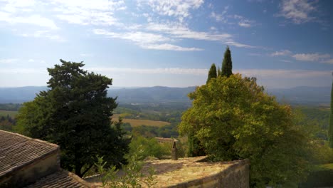 Vista-Pacífica-Del-Campo-Y-Las-Colinas-Francesas-Desde-Un-Antiguo-Pueblo-Soleado-En-Cámara-Lenta-Cielo-Azul-Brillante-En-Drome