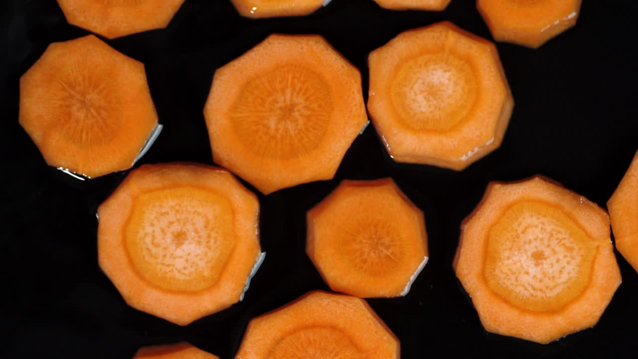 Fette di carota fresca nell'acqua